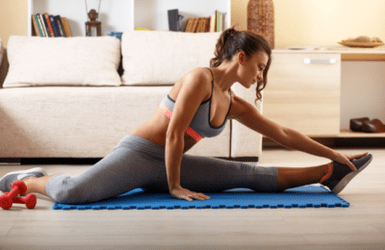 Fille faisant du sport à la maison