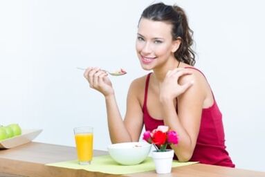 Fille mangeant de la salade