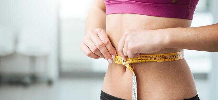 La fille mesure sa taille